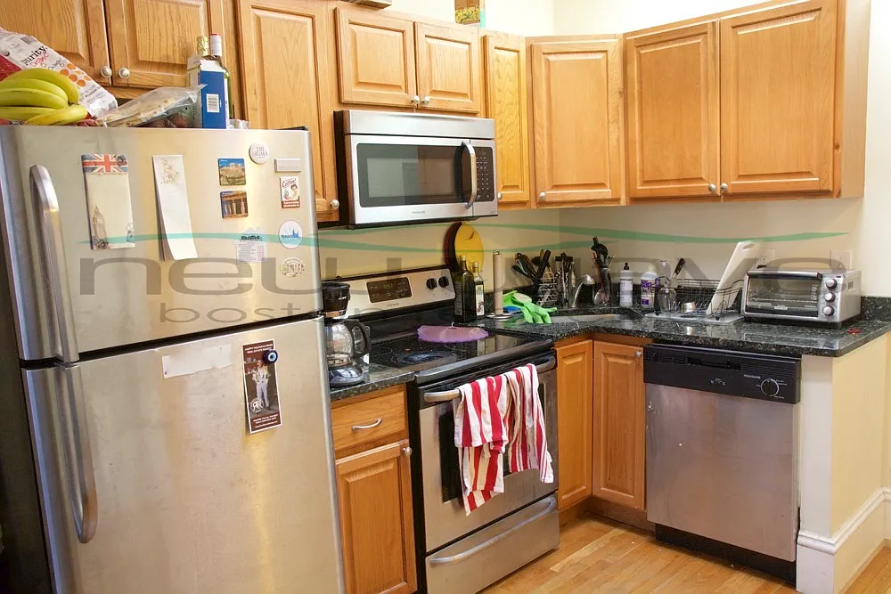 3 bed, 999 sqft, $5,100 — Photo 2