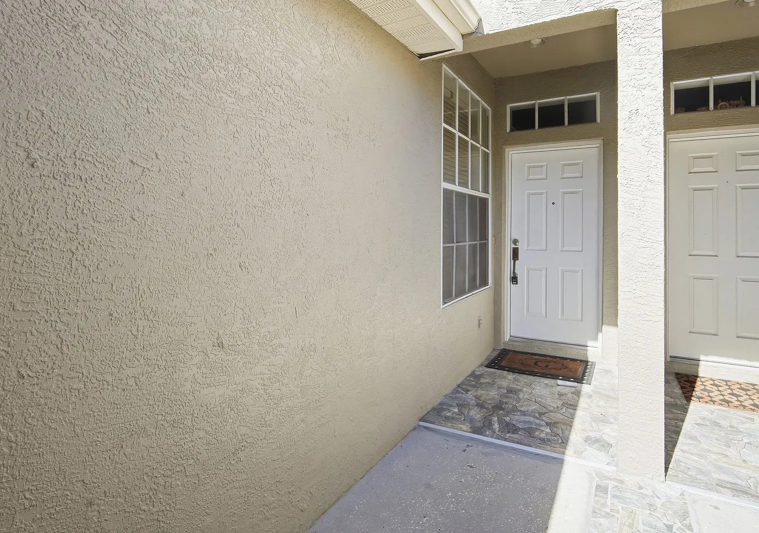 Charming 2-Bedroom Townhome in Windsor Place-Prime Location! — Photo 2