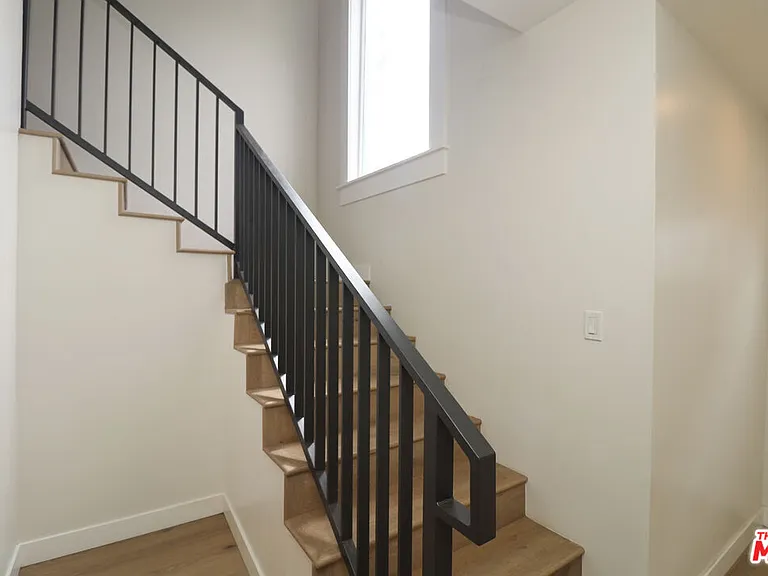 2739 S Budlong Ave — Photo 17