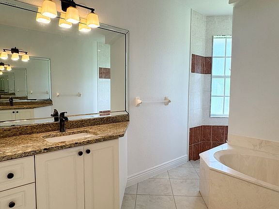 4th image of 5071 Coral Wood Dr