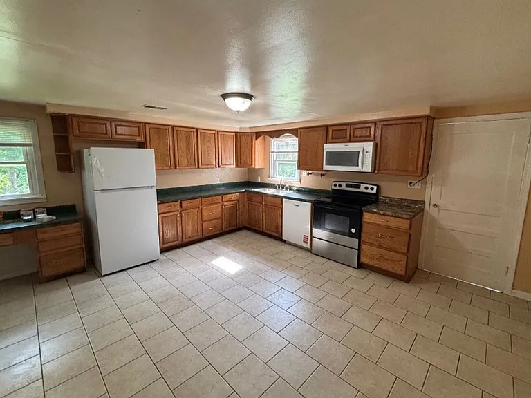 11805 Pearl St — Photo 2