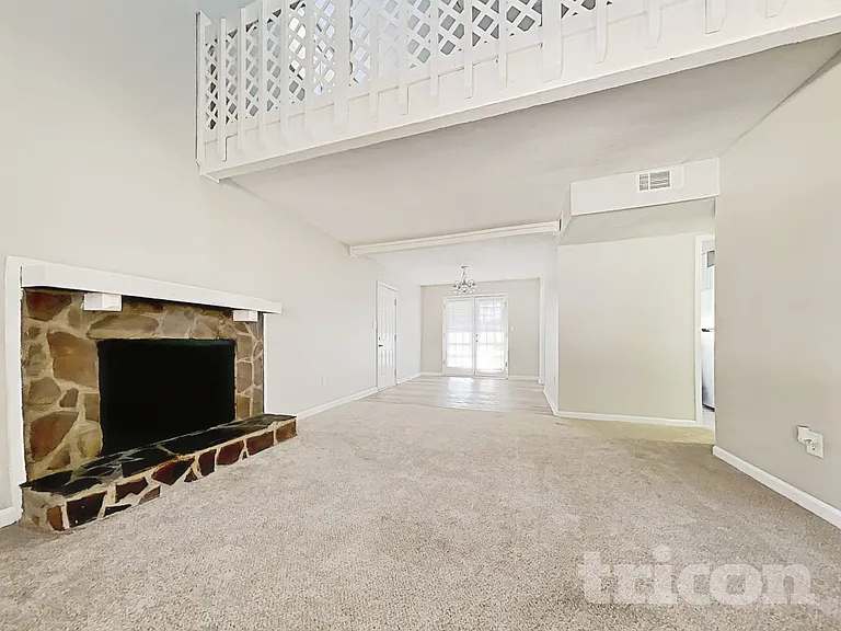525 Windsor Dr SE — Photo 3