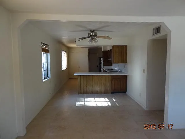 Dining area with a breakfast bar - 615 E Linden St #1