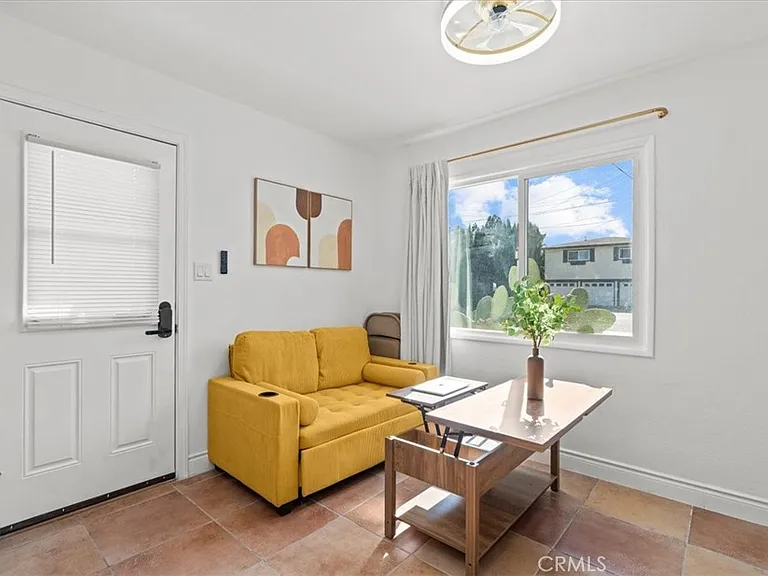 1095 Bonita St #B — Photo 4