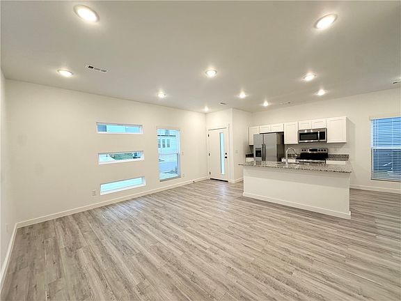 4th image of 891 Boardwalk Ave