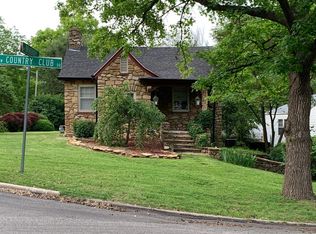 116 SW Country Club Dr, Topeka, KS 66611