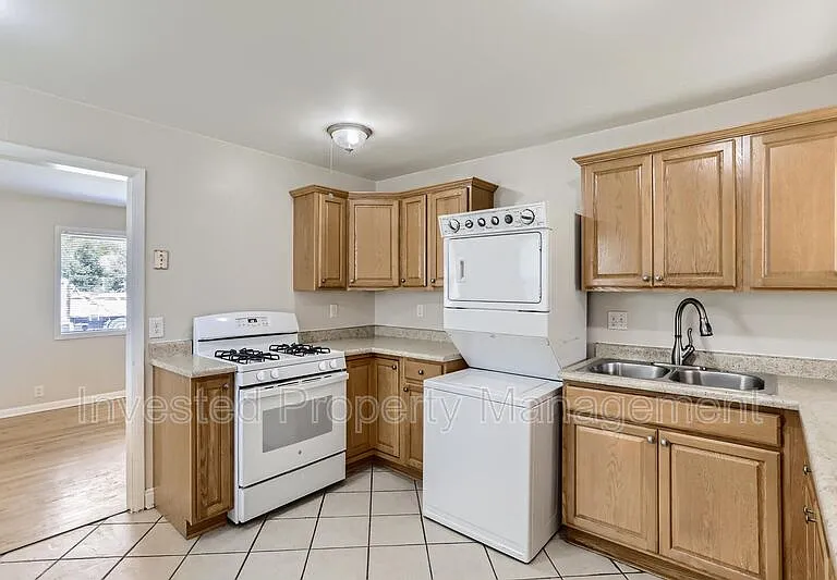 760 N Kenton St — Photo 5