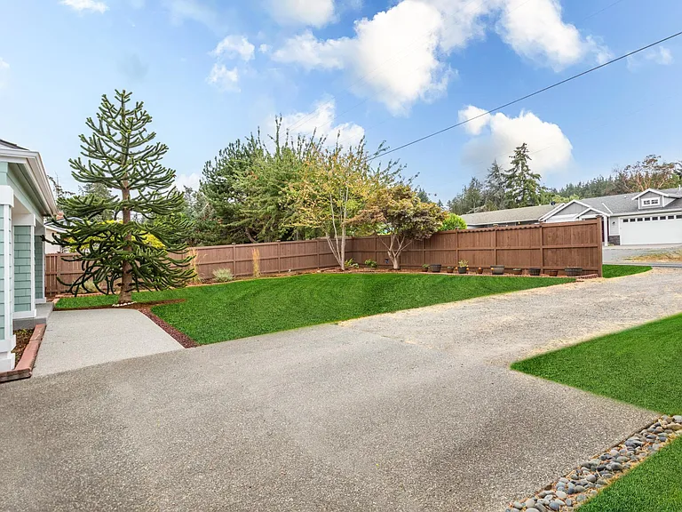 1517 SE Camano Dr — Photo 2