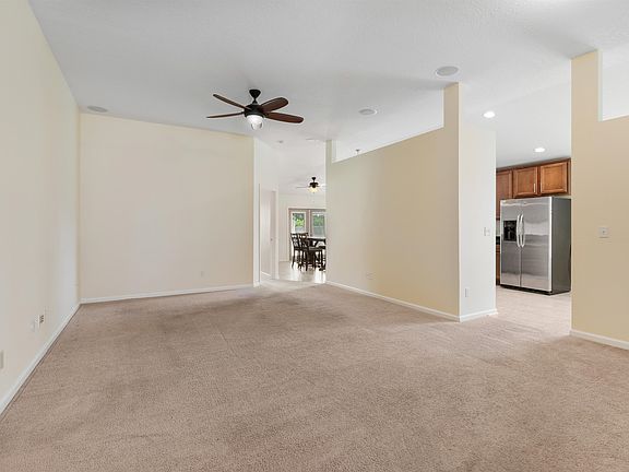 3rd image of 271 Bridgeport Ln