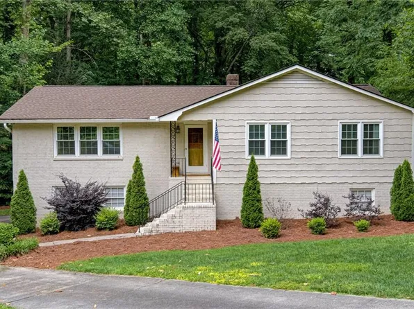 615 Valleybrook Ln, Winston Salem, NC 27104