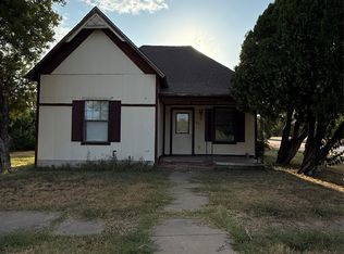 1115 S Concho St, Coleman, TX 76834