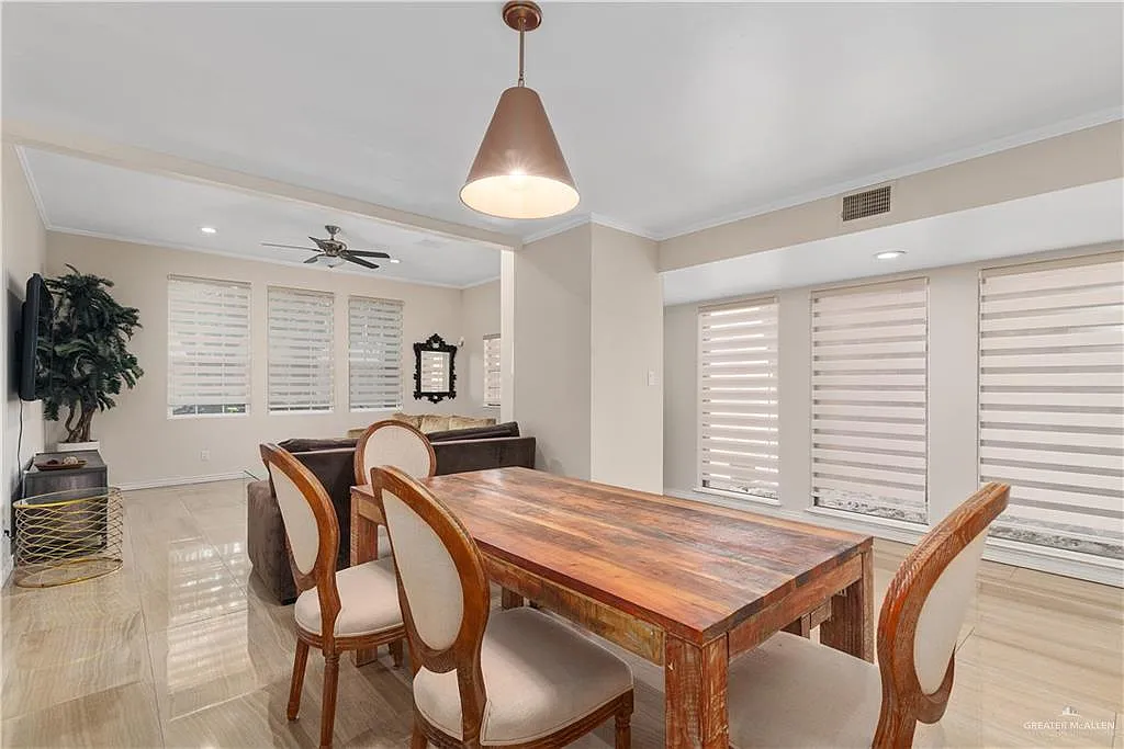 3 bed, 2.5 bath, 2428 sqft, $2,100 — Photo 4