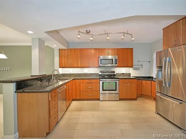 2208 S Cypress Bend Dr APT 103, Pompano Beach, FL 33069