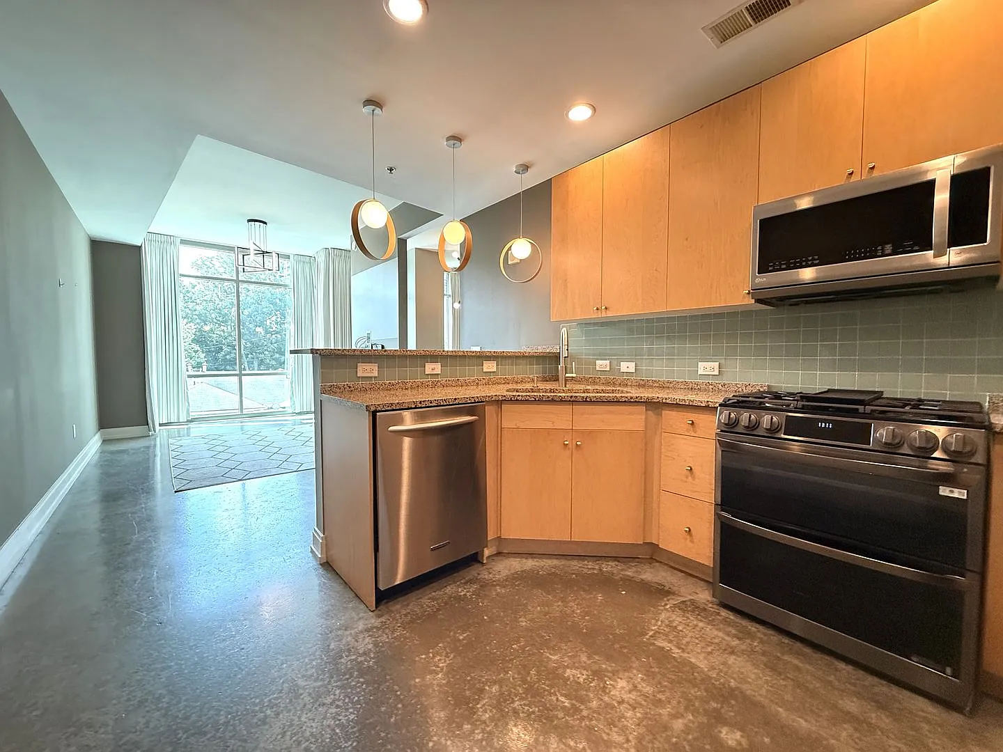 Luxury Midtown 1 Bedroom Condo, Polished Concrete Floors, City Views! — Photo 4