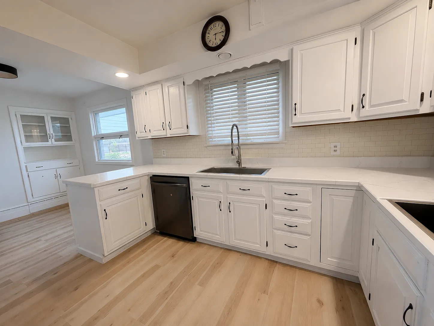 3 bed, 1.5 bath, 2362 sqft, $2,150 — Photo 4