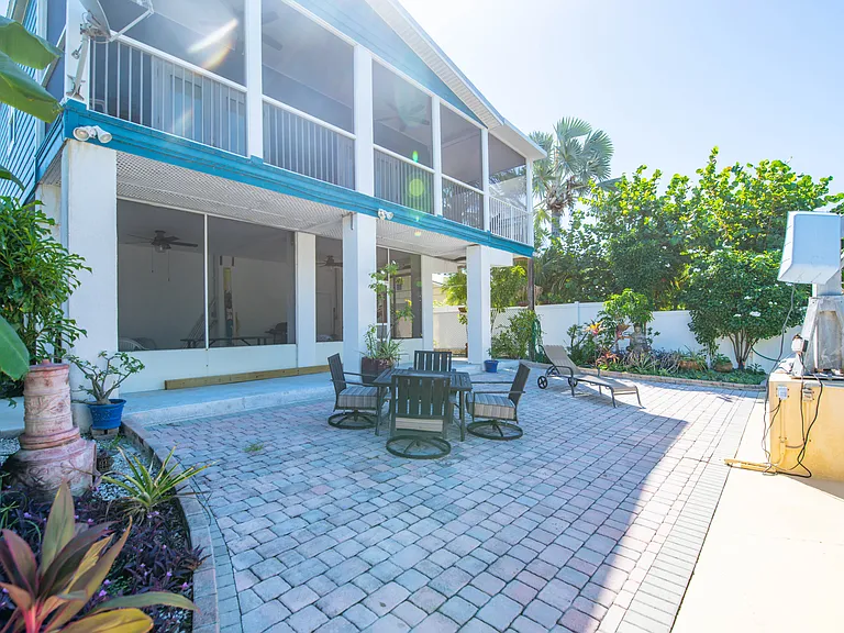 23 Emerald Dr — Photo 2