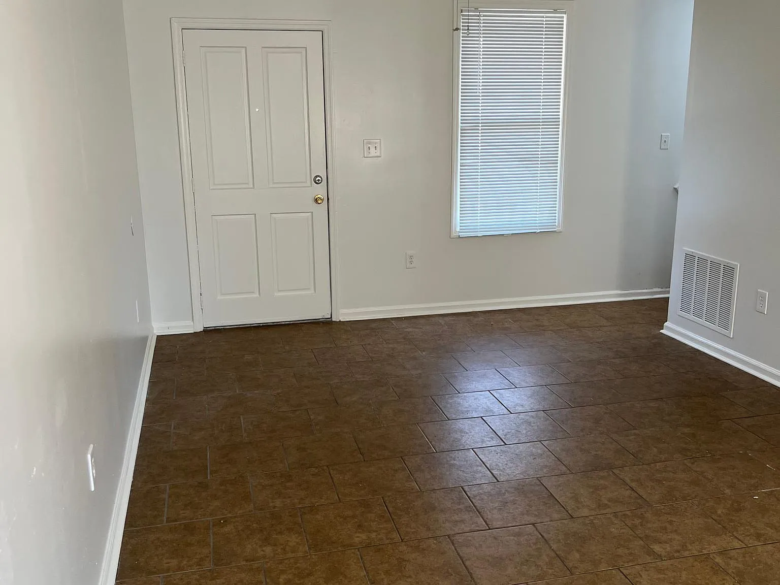 3 bed, 1100 sqft, $1,800 — Photo 2