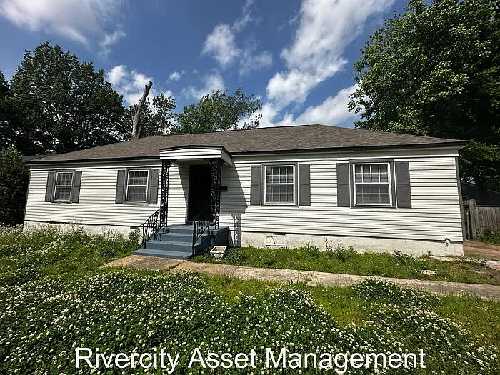 3 bed, 1.0 bath, 1368 sqft, $1,495 — Photo 1