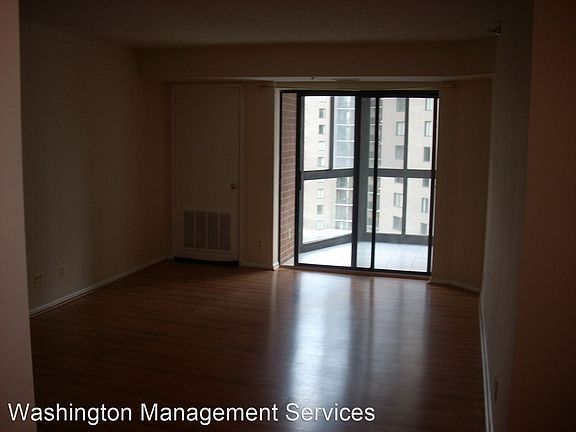 3rd image of 900 N Stafford St APT 1018