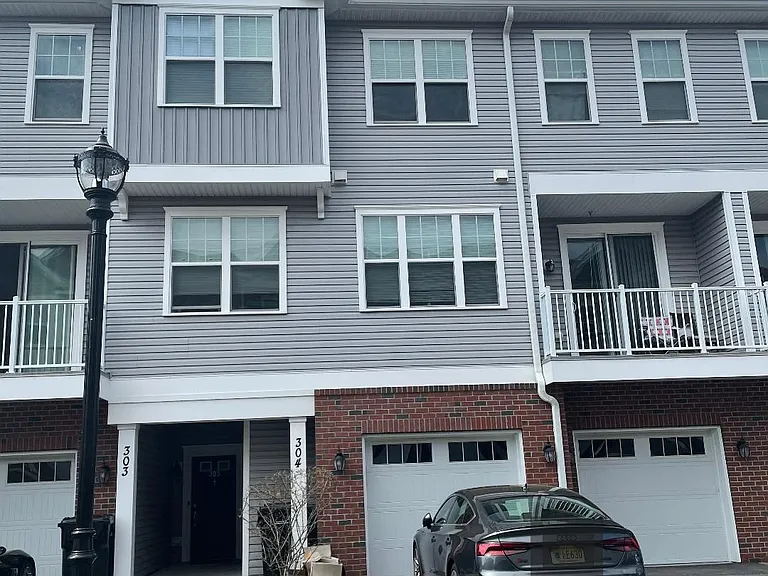 304 Dickson Ct — Photo 1