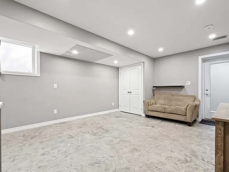 53 College Ave W — Photo 5