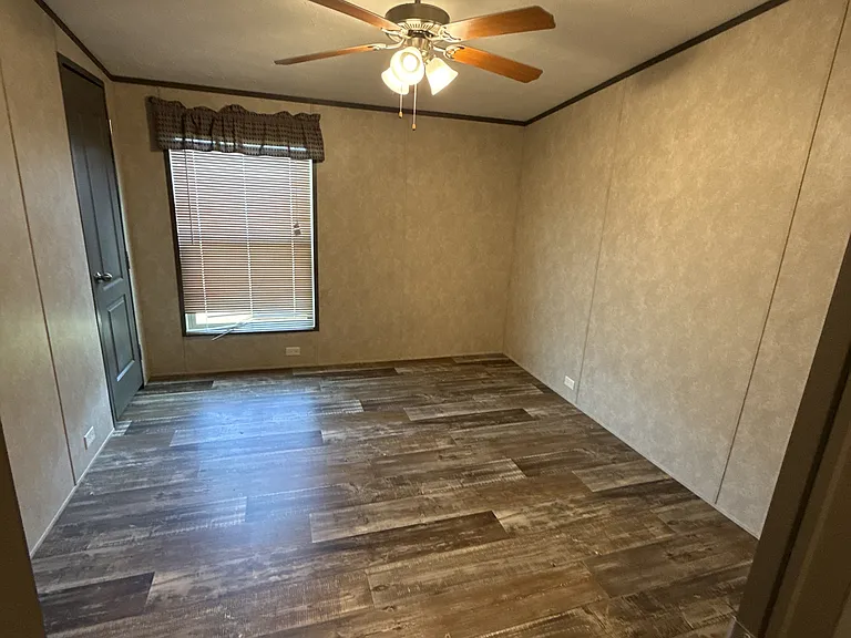 894 FM 1395 — Photo 11