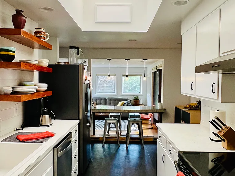2530 Hawthorn Ave — Photo 2