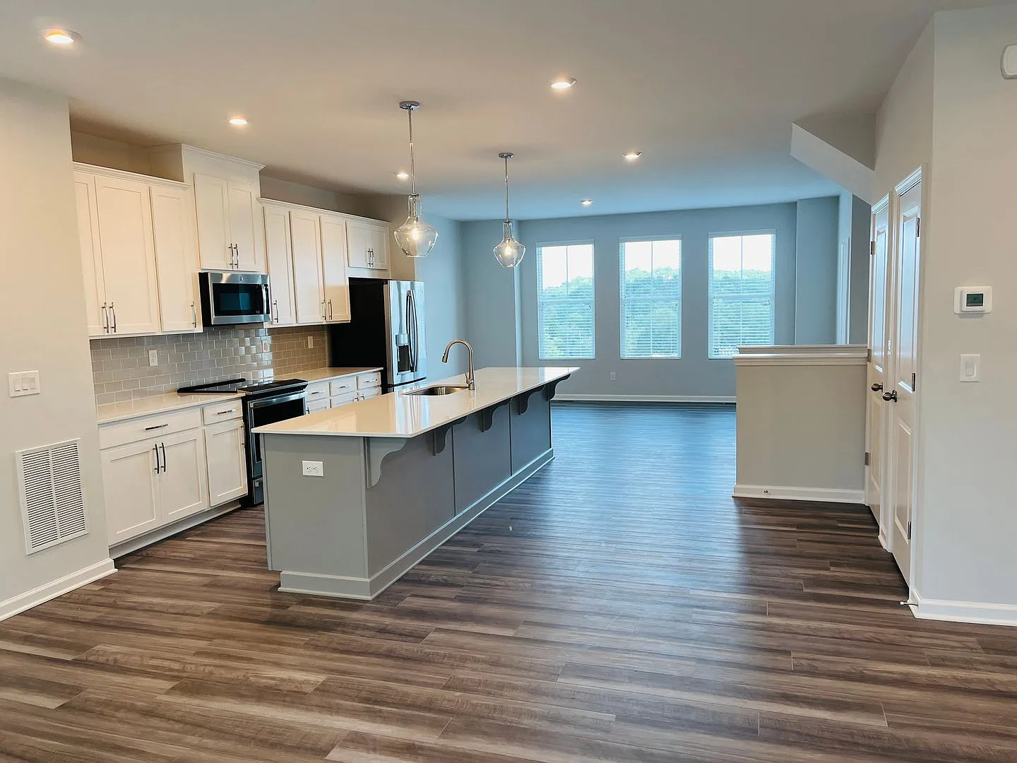 Like New Townhome Located In Westside Bend! Must See! — Photo 4