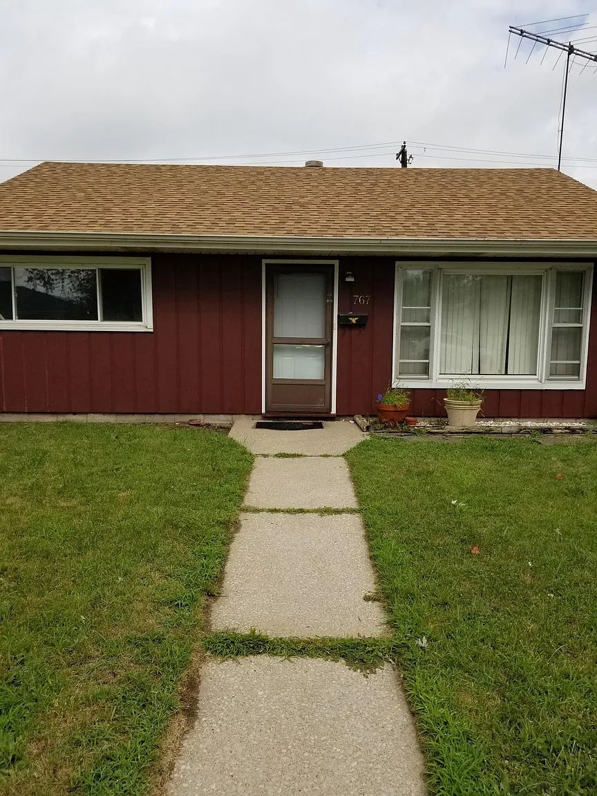 747 Greenbay Ave photo 1