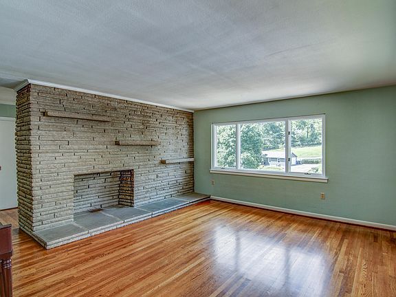 4th image of 1409 Crescent Dr
