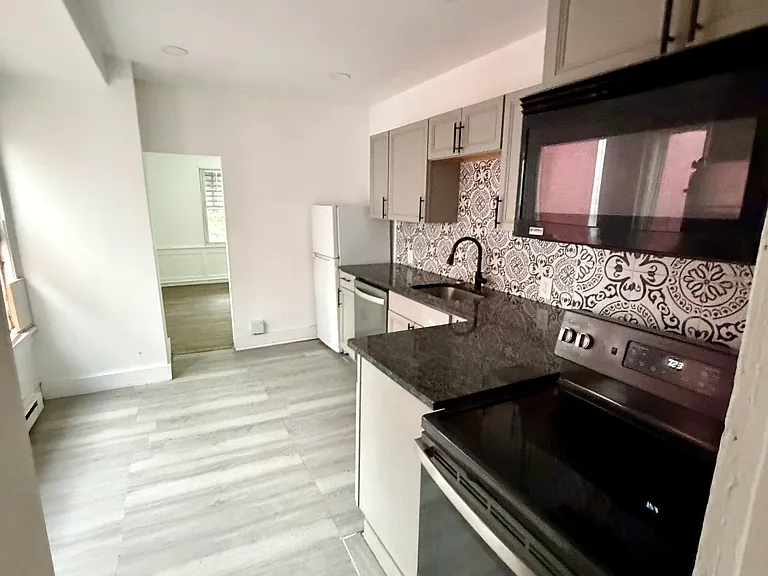 1142 Franklin St #2 — Photo 3