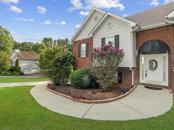 2nd image of 130 Orchard Way SE