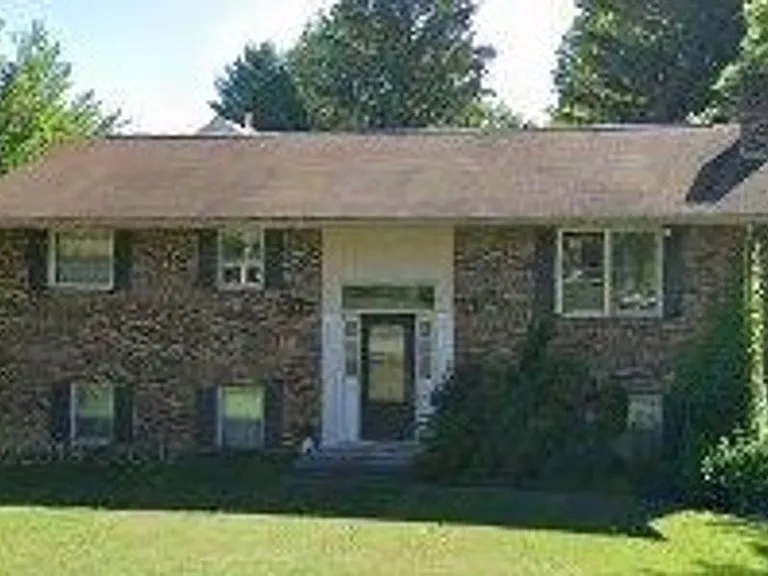 706 McBryde Dr — Photo 1
