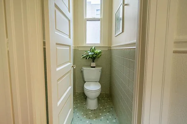 Separate W.C. - Good ventilation and natural light!