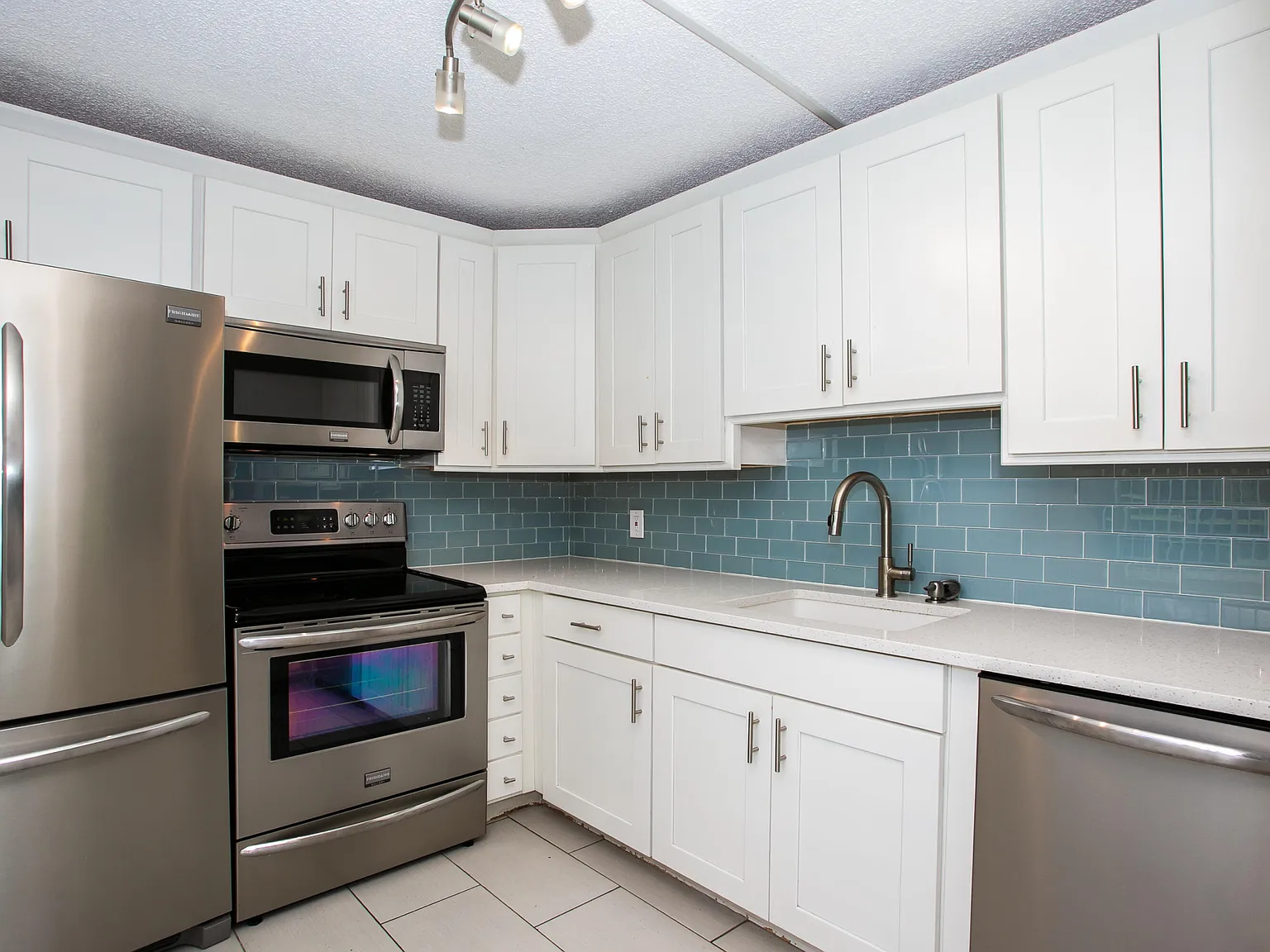 9441 Live Oak Pl — Photo 3
