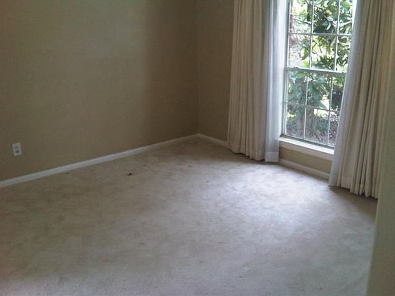 3rd image of 927 Portsmouth Dr