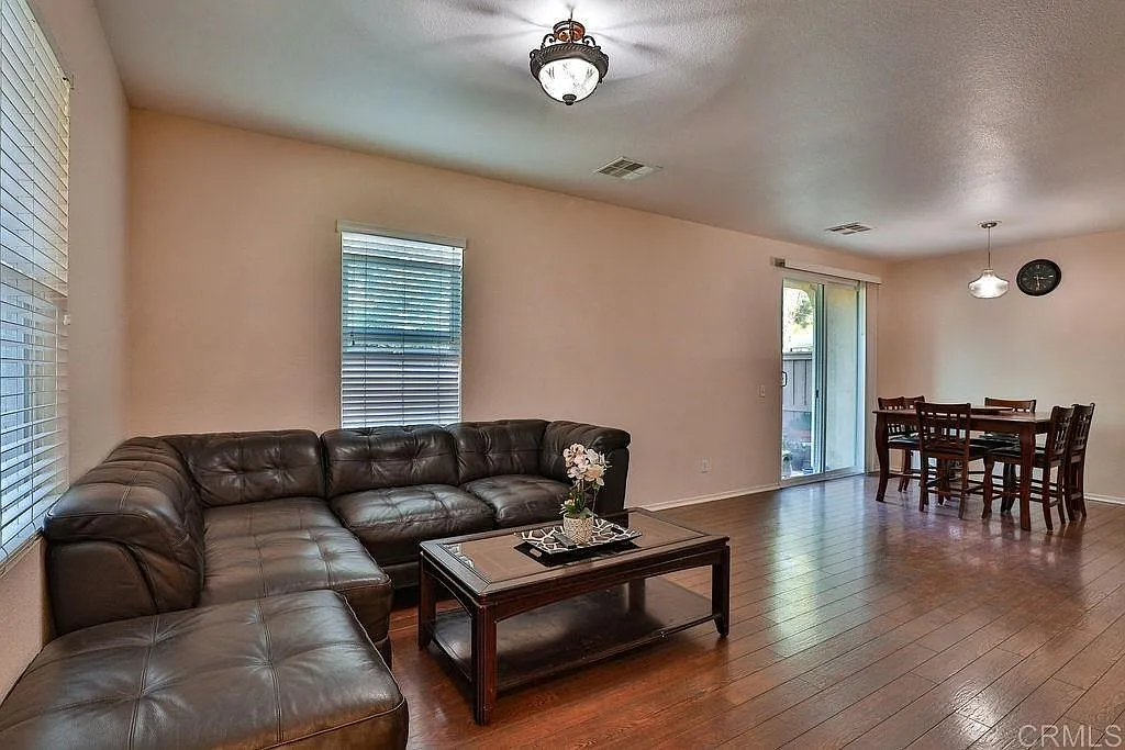 3 bed, 2.5 bath, 1550 sqft, $3,800 — Photo 2