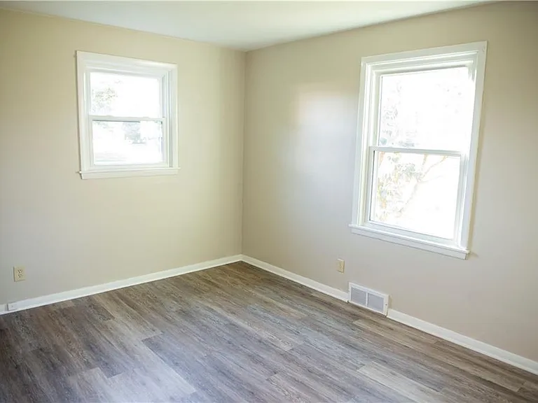 7229 Glendale Ave — Photo 2