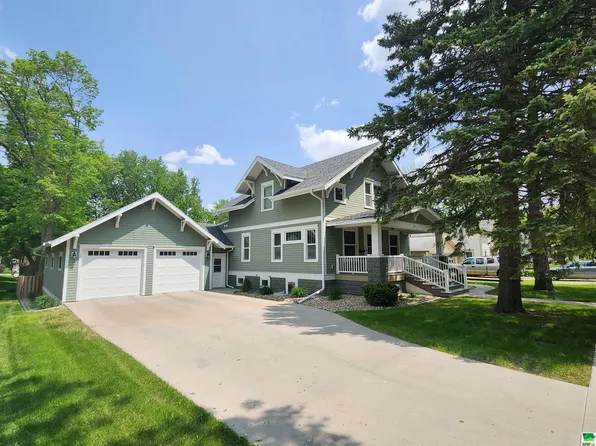 317 4th St NE, Orange City, IA 51041