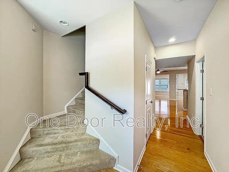 3 bed, 2.5 bath, 2100 sqft, $2,450 — Photo 2