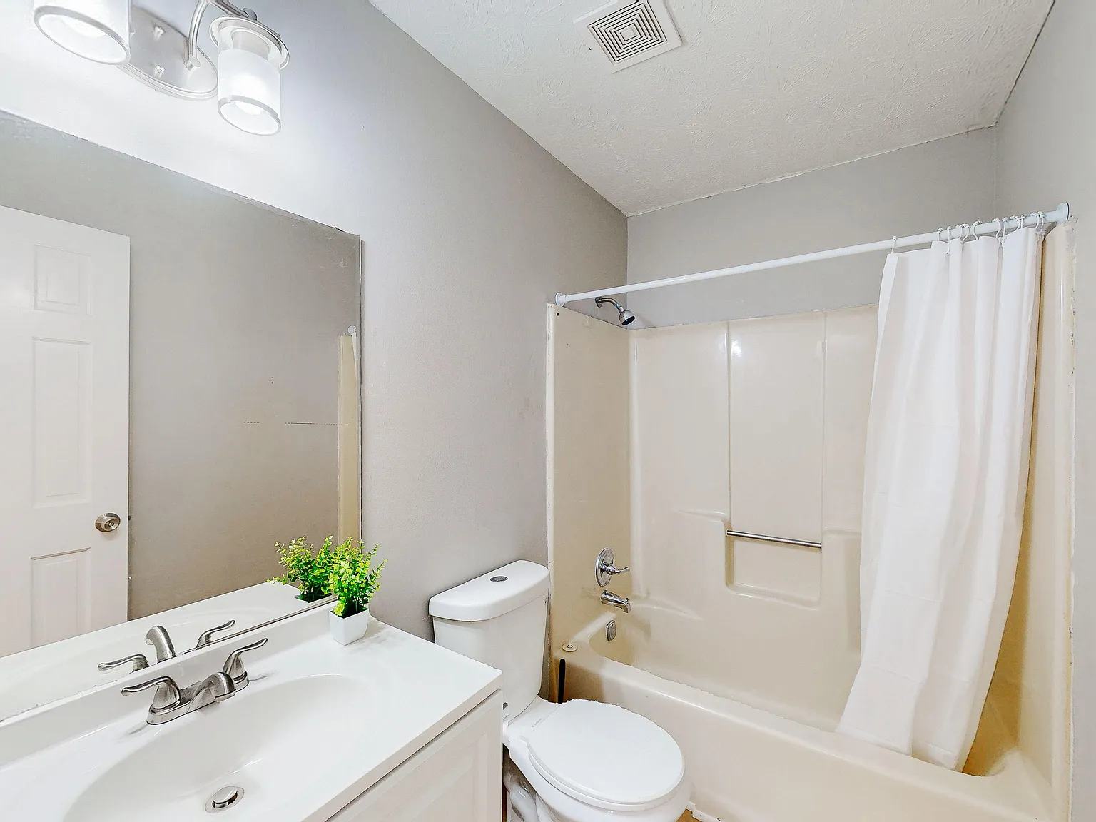 4 bed, 3.0 bath, 2100 sqft, $1,165 — Photo 4