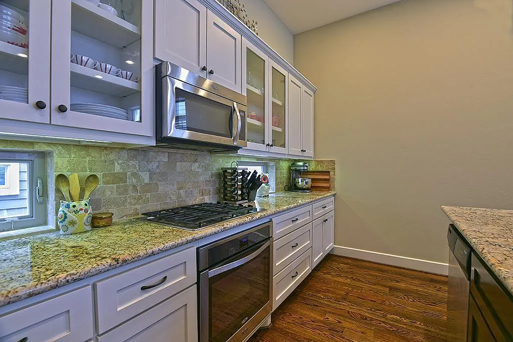 3 bed, 3.5 bath, 2122 sqft, $2,600 — Photo 3