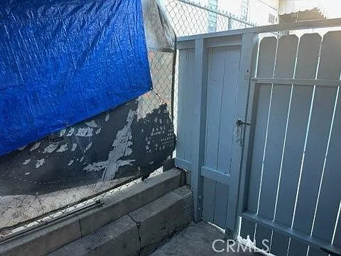 852 W 18th B Bay #B — Photo 11