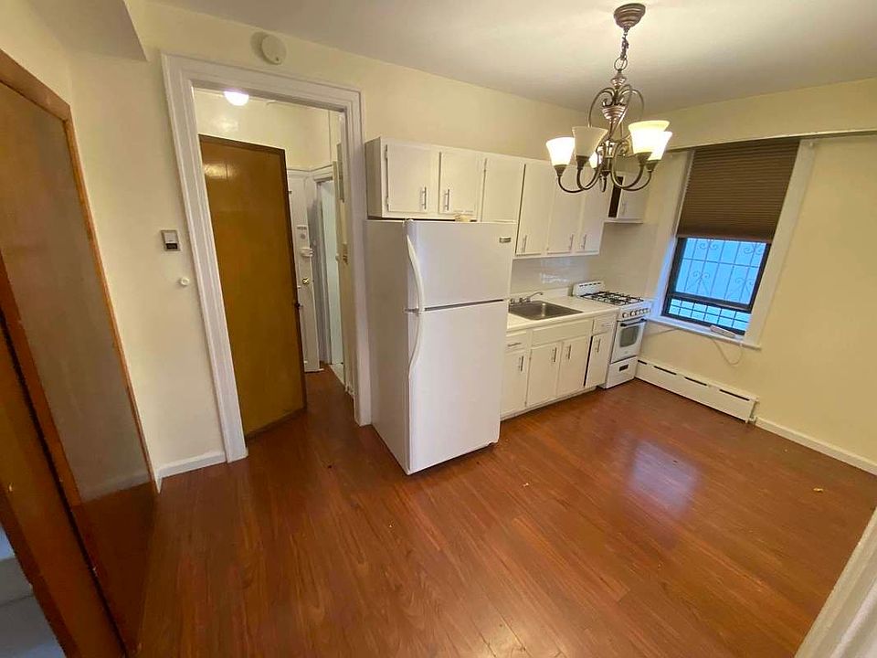 1st image of 3161 33rd St