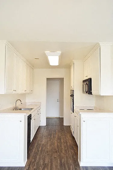 Los Feliz Summit Apartments — Photo 12