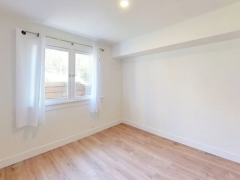 561 N Center St — Photo 6