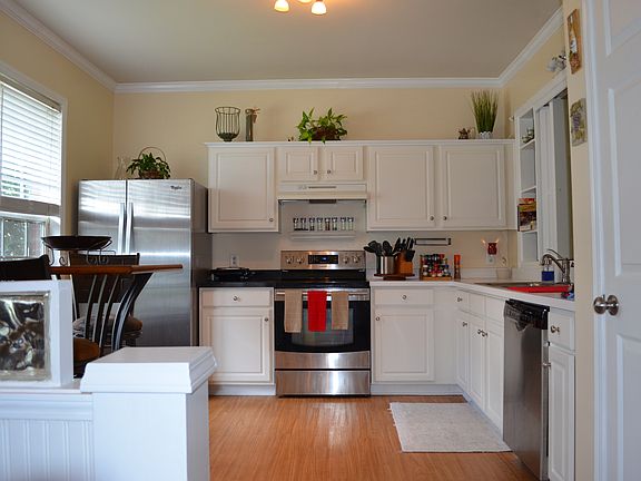 Stainless appliances. Crown.