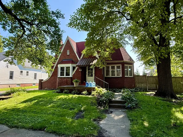 109 N Pine St, Villa Grove, IL 61956