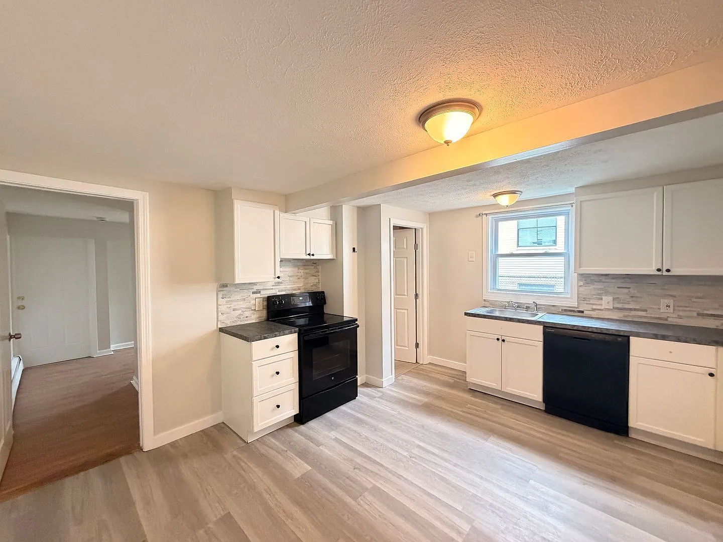 4 bed, 2.0 bath, 1288 sqft, $2,400 — Photo 3