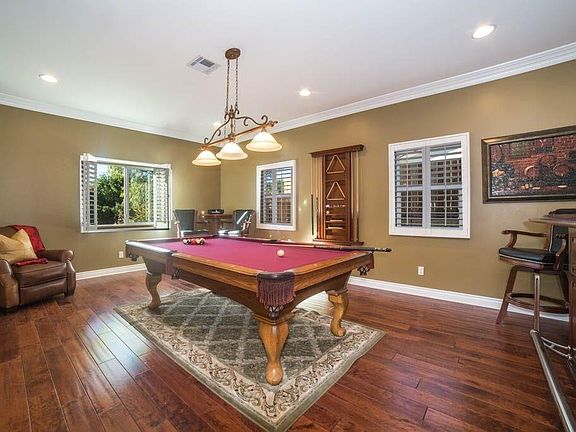 Living room W hardwood floor
